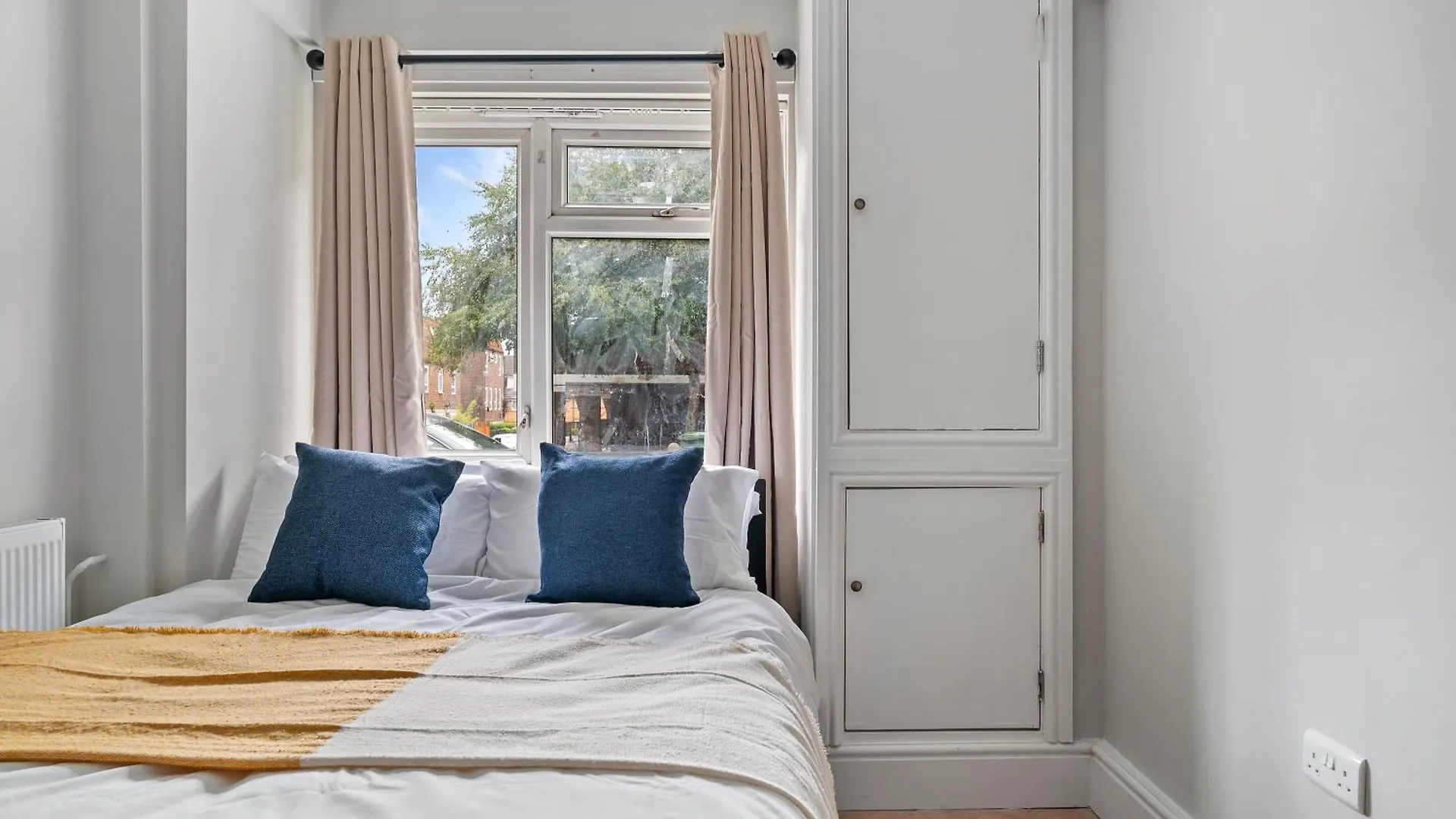 Stylish 3-Bedroom Greenwich Apartment 2 Bath Pad & Free Parking Londra