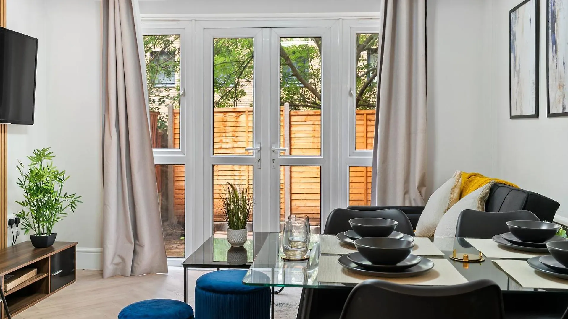 Stylish 3-Bedroom Greenwich Apartment 2 Bath Pad & Free Parking London United Kingdom